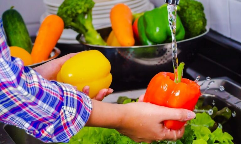 How to wash fruits and vegetables with water